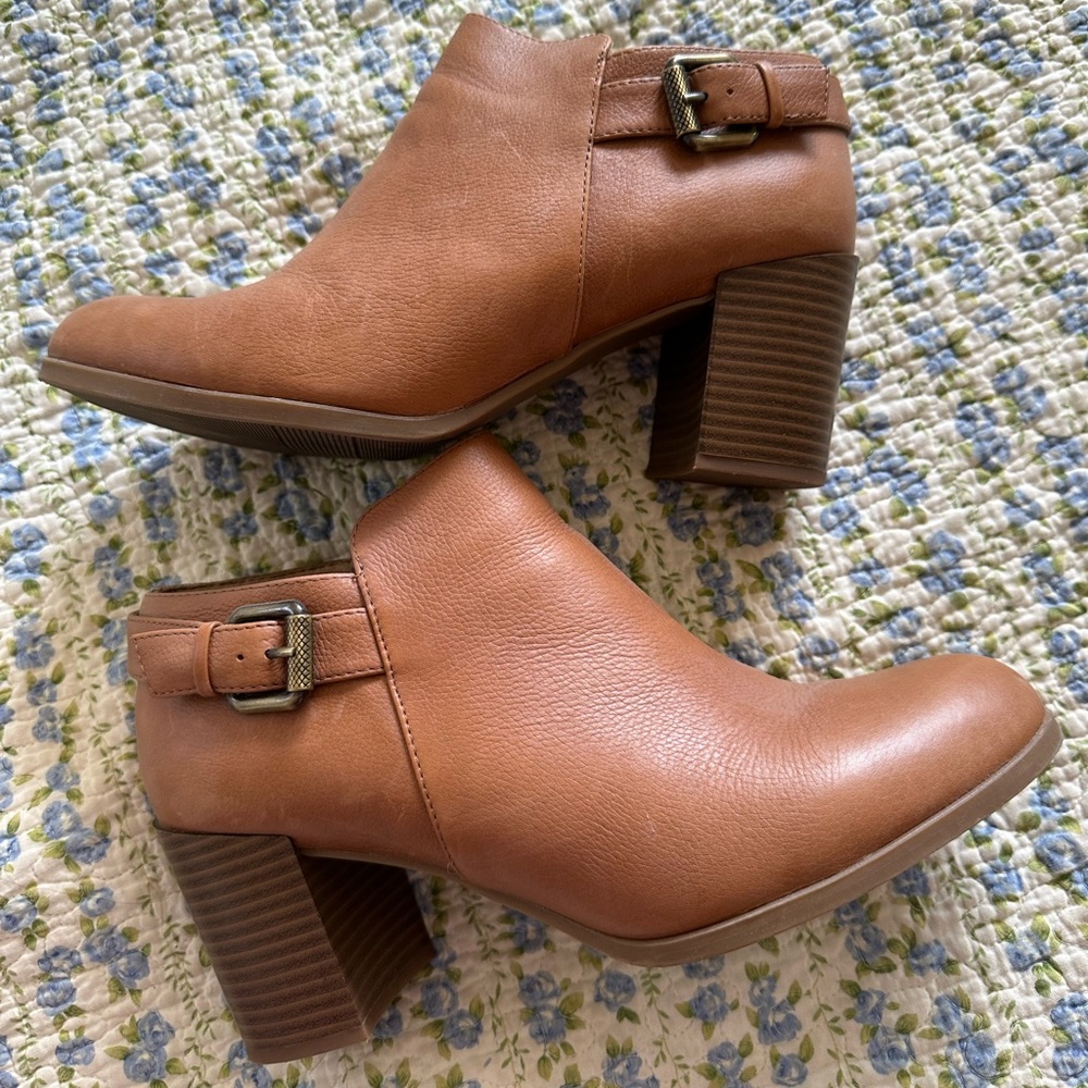 Naturalizer Buckle Heel